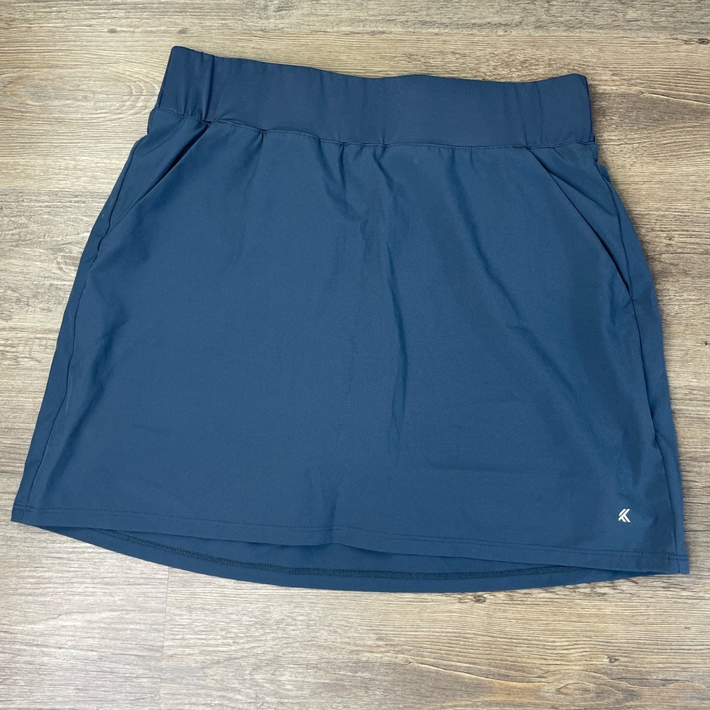 Kyodan Women’s Built Golf Skirt with Built in Shorts and pockets, size medium